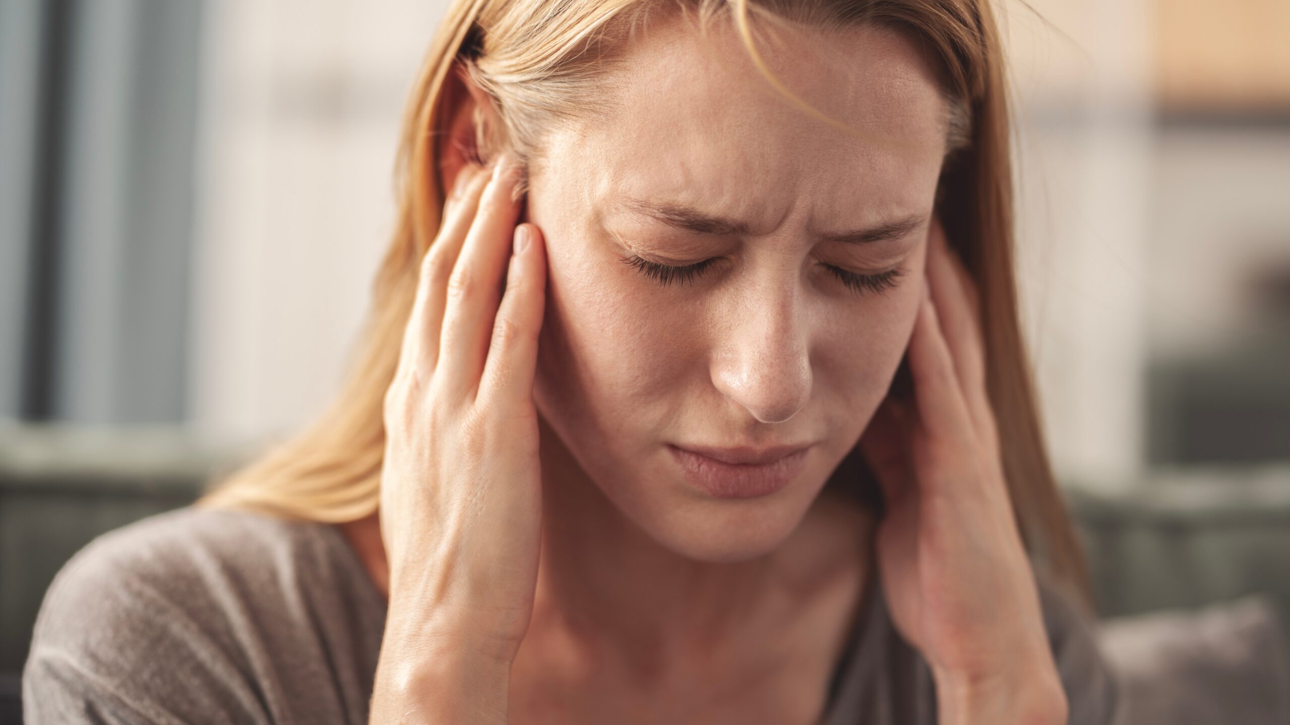 Woman,Have,Ear,Pain,And,Tinnitus